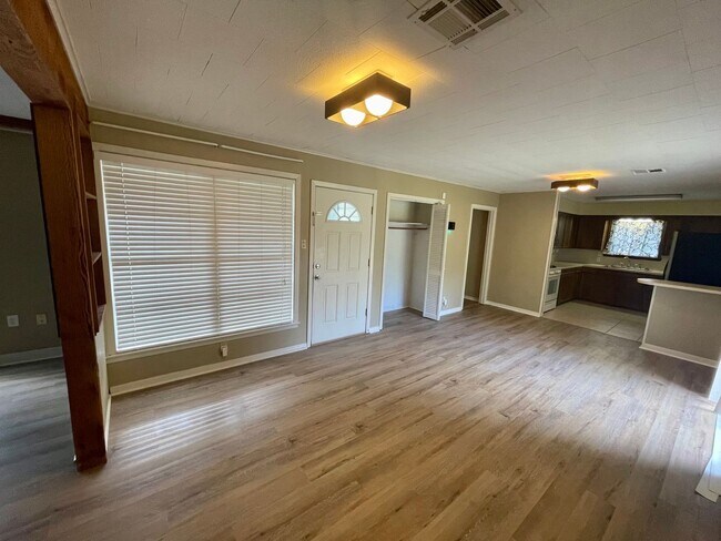 Foto del edificio - 660 Enfield Ln, Beaumont, TX 77706