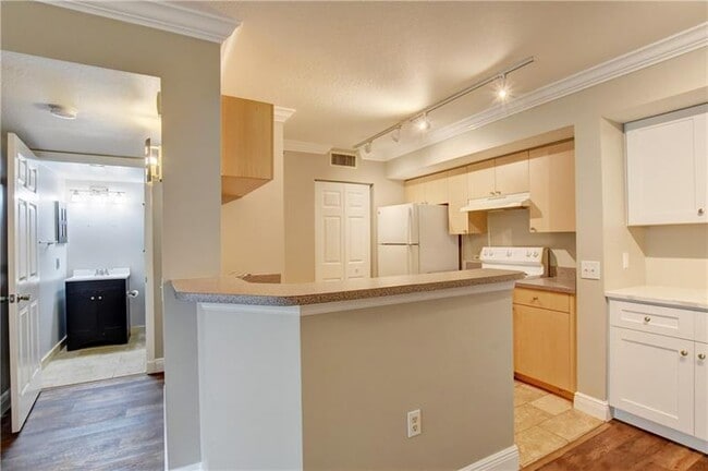 Building Photo - 1312 Villa Cir