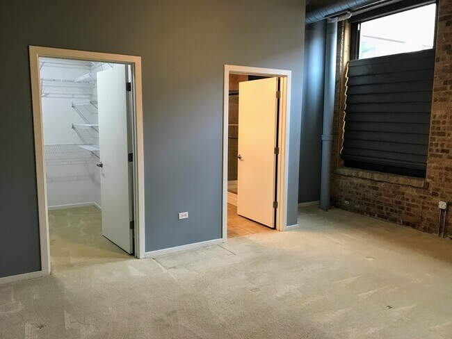 primary bedroom - 1040 W Adams St