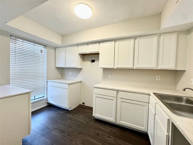 Building Photo - 8644 Victorian Village Dr