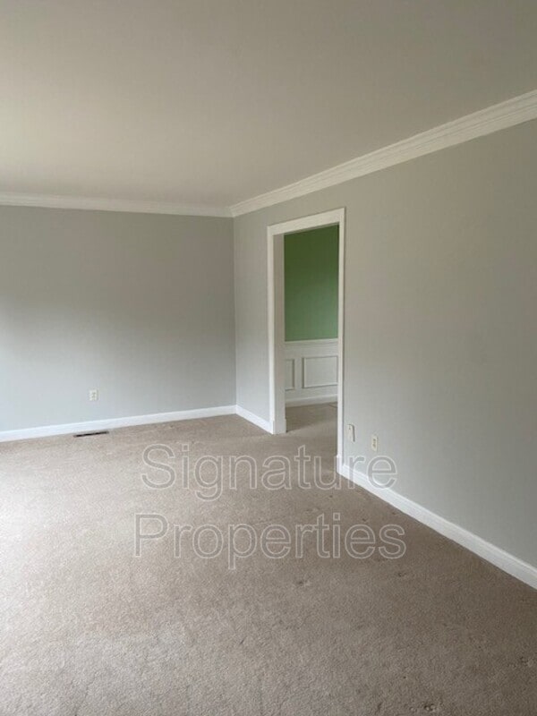 Building Photo - 1633 Kings Rd