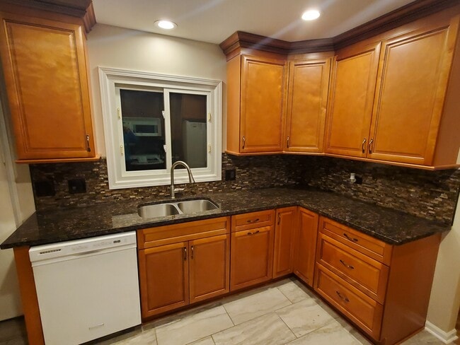 Building Photo - 8 E Harbor Dr