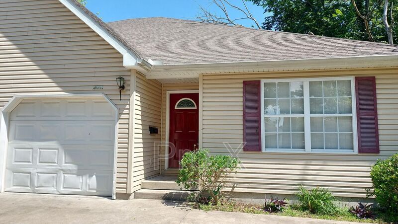 Primary Photo - 301 E Park St