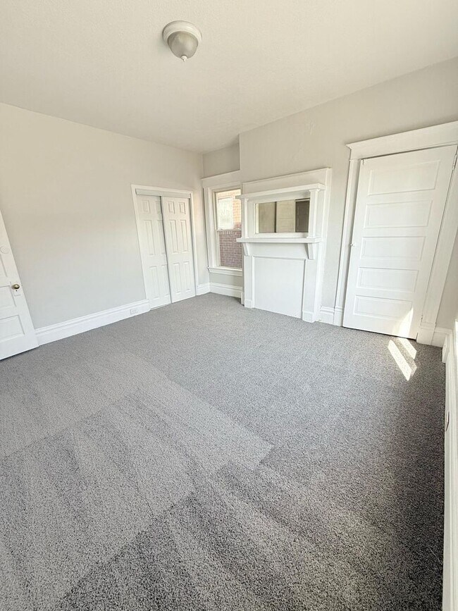 Building Photo - Gorgeous 5BD/2BA Home in quiet neighborhood.