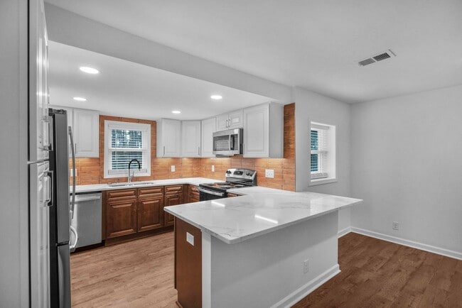 Foto del edificio - Renovated House on Corner Lot!