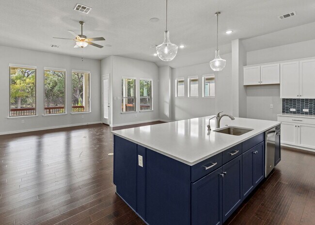 Foto del edificio - Modern updates and amenities but feels lik...