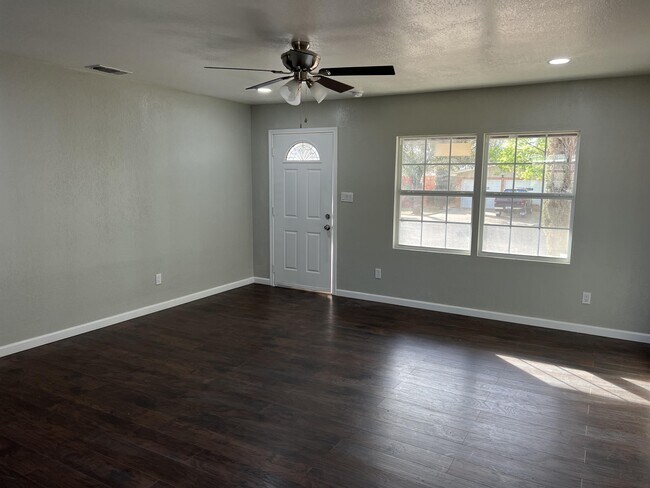Foto del edificio - 2415 E 21st St