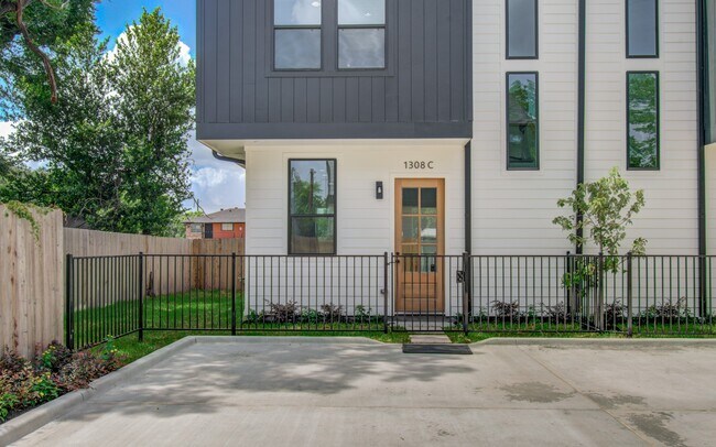 Building Photo - 1308 Tarley St