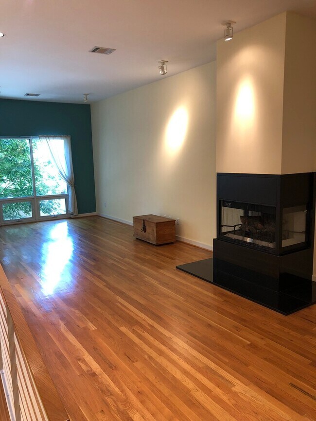 Building Photo - Immaculate end unit condo between Uptown &...