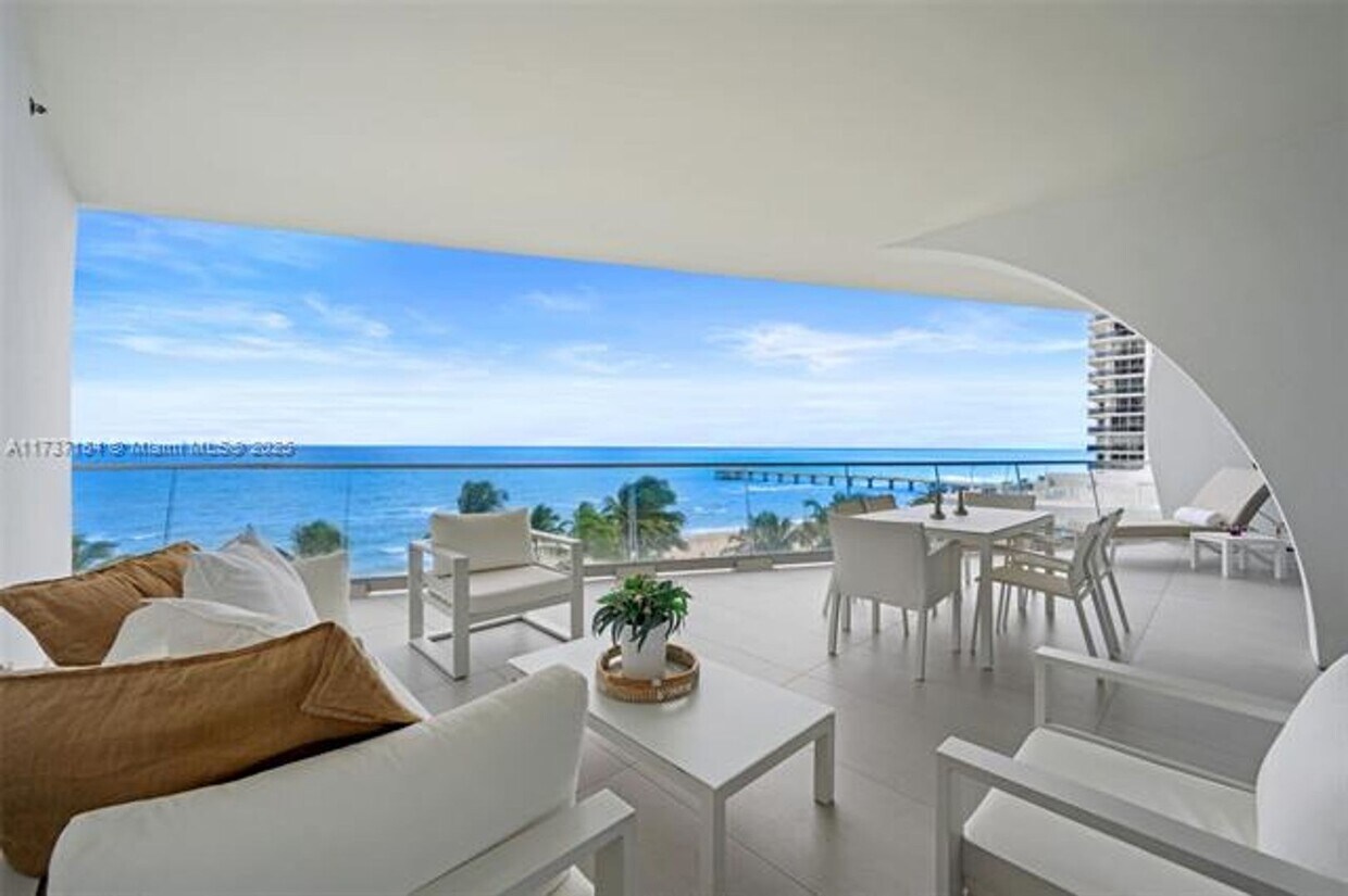 Foto principal - 16901 Collins Ave