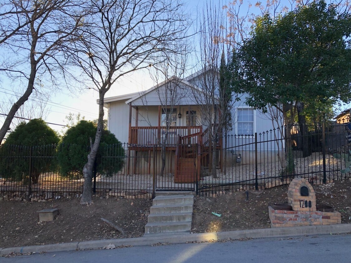 Primary Photo - 1st Month Free! BEAUTIFUL 4 bed/3 bath hom...
