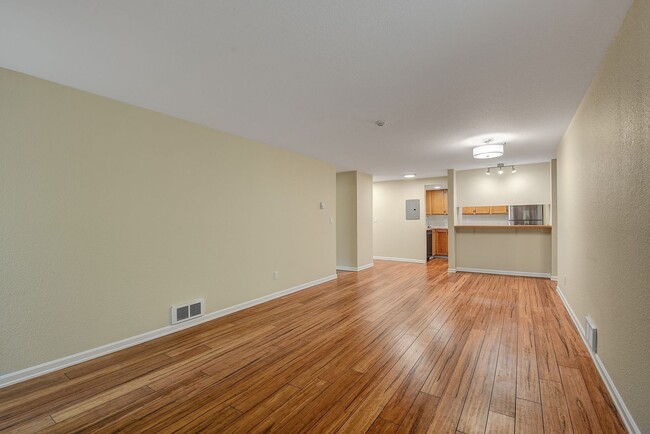 Building Photo - 2Bd/1.75Ba Redmond Condo