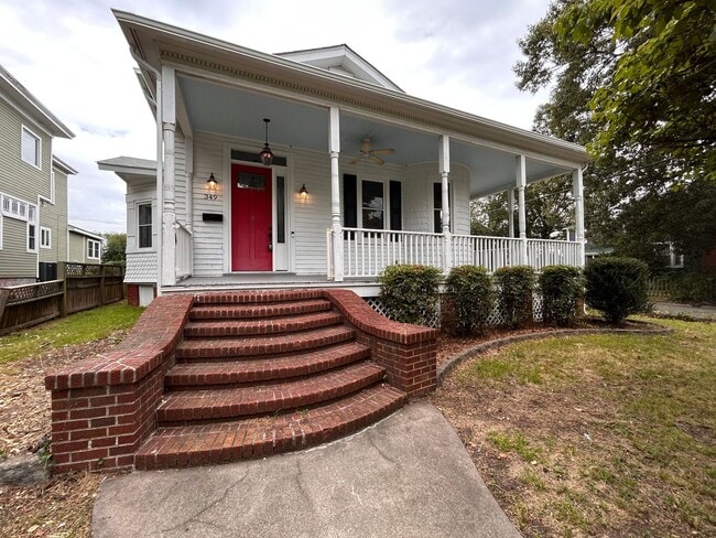 Building Photo - Charming 2-Bedroom Home -Close to Downtown...