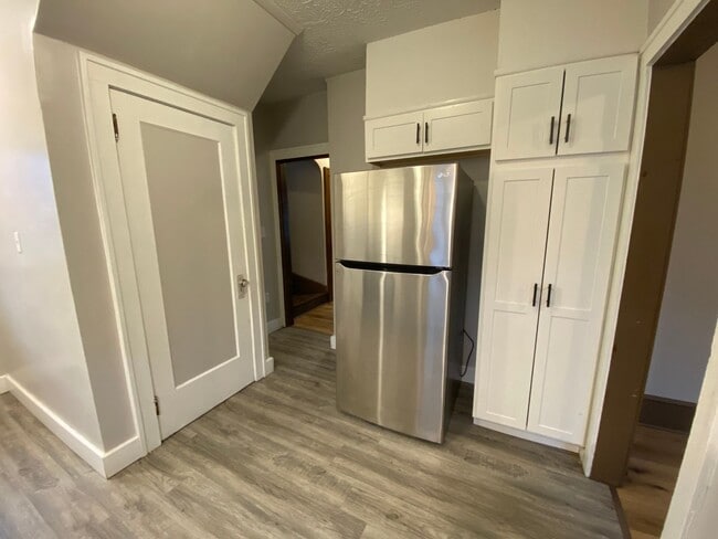 Building Photo - Pet-Friendly 3BR Home • Updated Kitchen • Fenced Yard • Garage