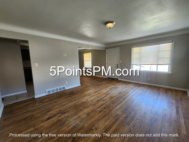 Foto del edificio - 18312 Hazelwood Ave