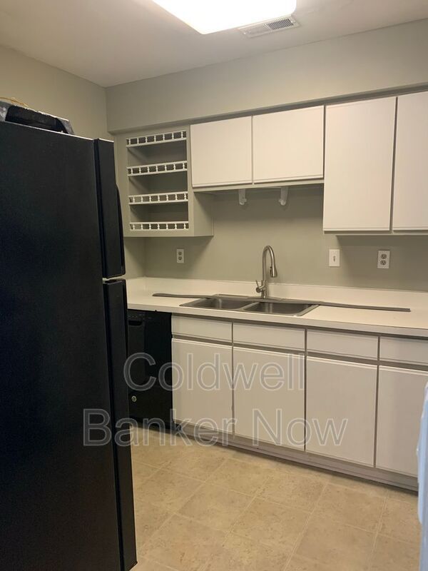 Foto del edificio - 833 Little Bay Ave
