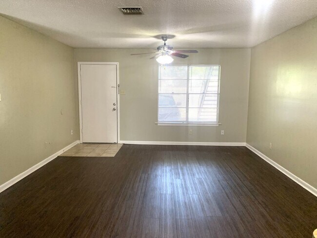 Foto del edificio - Spacious 2 Bedroom, 1 Bath Apartment on Eraste Landry