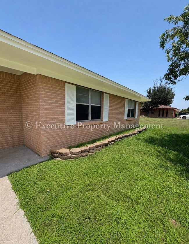 Foto del edificio - 616 Cedar Dr