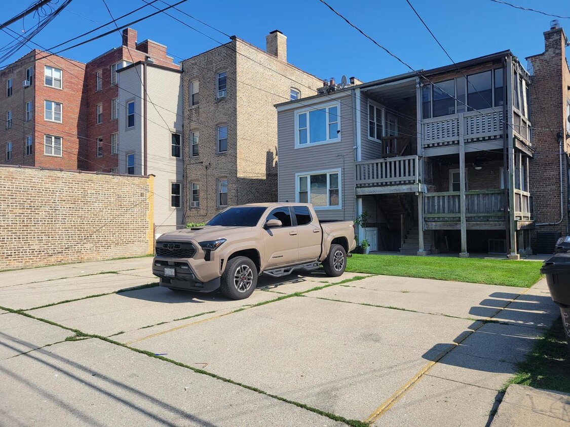 Building Photo - 2636 W Berwyn Ave