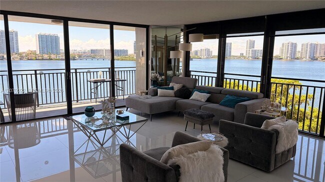 Foto del edificio - 17720 N Bay Rd