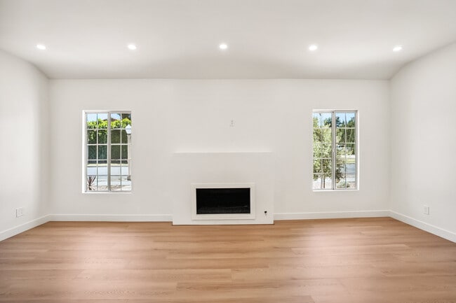 Building Photo - 4702 Kraft Ave