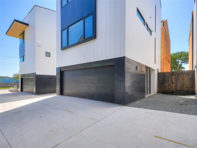 Building Photo - 3406 E 17th St