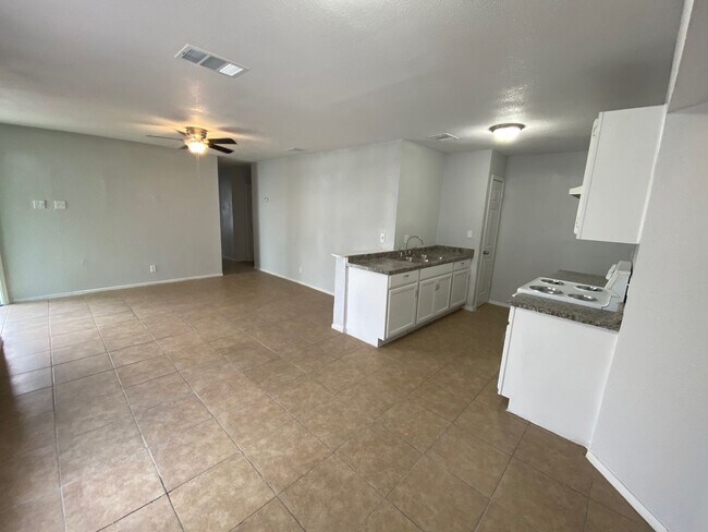 Building Photo - Comfortable 2BR/1BA- Home Available Now!