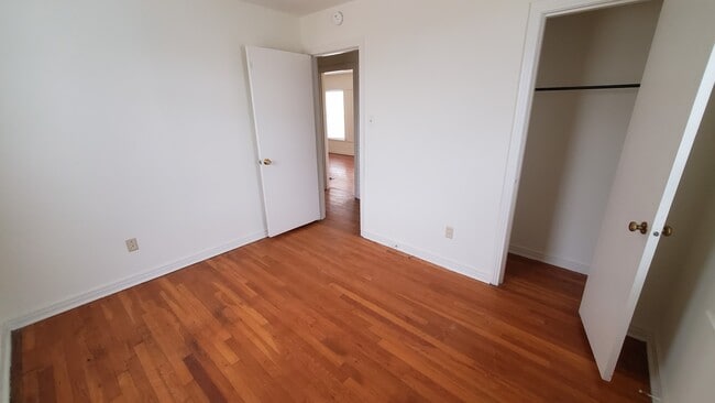 Building Photo - 3 Bedroom in Southlawn with Garage