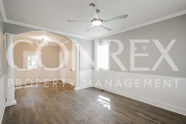 Building Photo - Gorgeous 3 Bedroom Home with Great Locatio...
