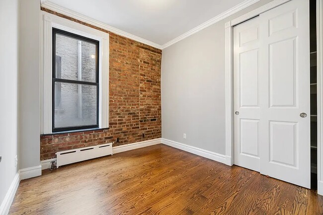 Building Photo - 424 E 9th St