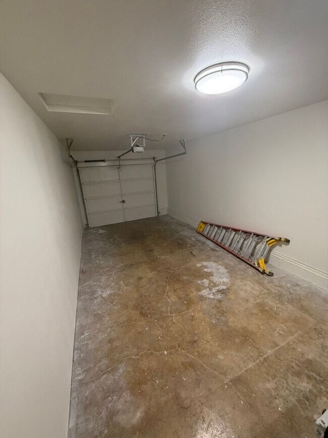 Foto del edificio - Large Updated 2 Bedroom with New Appliances!