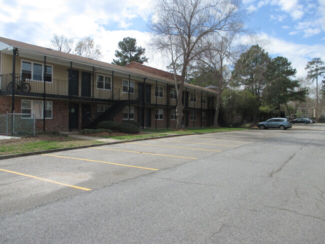Building Photo - 605 Barberton Dr