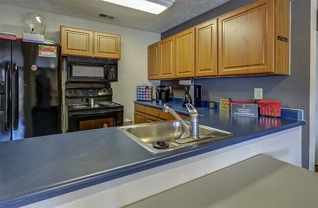 Cocina de la casa club en Mann Village - Mann Village Apartments