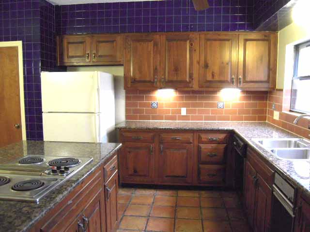 Cocina, lot's de almacenamiento + Butlers Despensas - 402 Tuam St