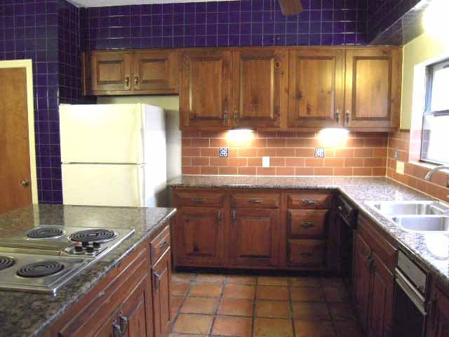 Kitchen, lot's of storage + Butlers Pantry - 402 Tuam St