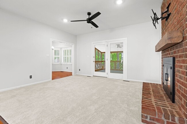 Foto del edificio - AVAILABLE NOW! NEW PRICE! Charming 4-bedro...