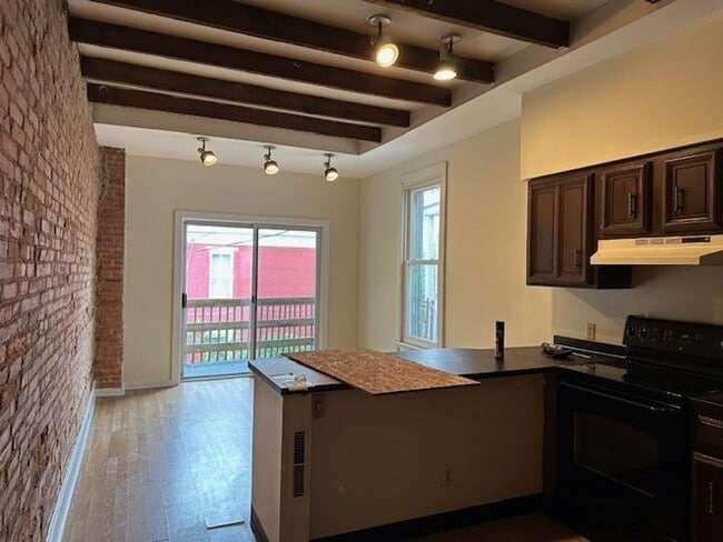 Building Photo - 204 Kelker St