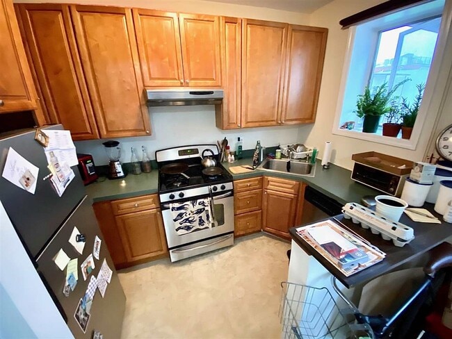 Building Photo - 247 Grove St