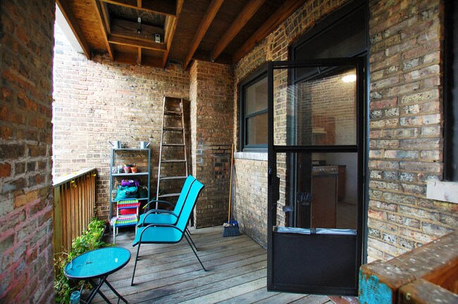 Building Photo - Spacious Rogers Park 2BR/1 bath, heat & wa...