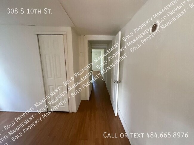 Building Photo - 308 S 10th St