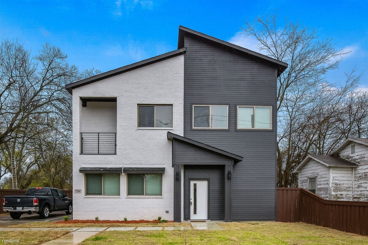 Primary Photo - 4 br, 4 bath Duplex - 204 North Getzendane...