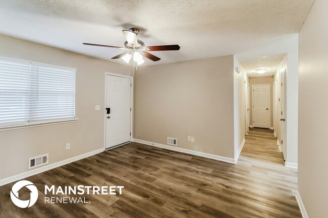 Building Photo - 635 Lakeridge Cir SE