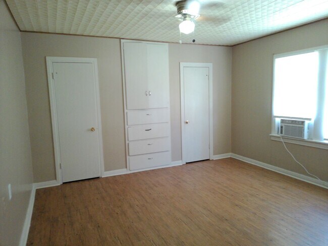 Building Photo - Spacious House