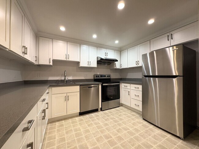 Foto del edificio - Spacious Updated 2 Bed / 2 Bath Condo with A/C, Huge Balcony & Community Pool