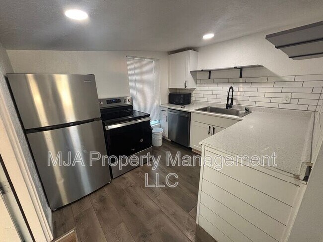 Foto del edificio - 2136 Monroe Blvd