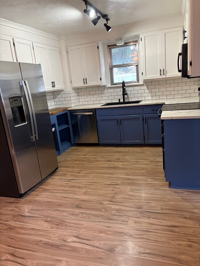 Foto del edificio - 6130 Butte St