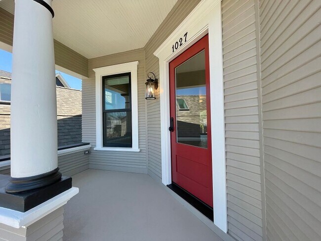 Building Photo - Beautifully Remodeled Two Bedroom Downtown...