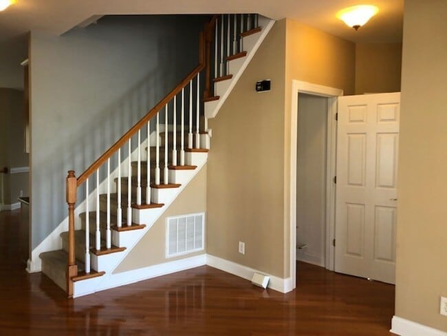 Building Photo - Fabulous home! 5 Bedrooms, 4 Bathrooms!!