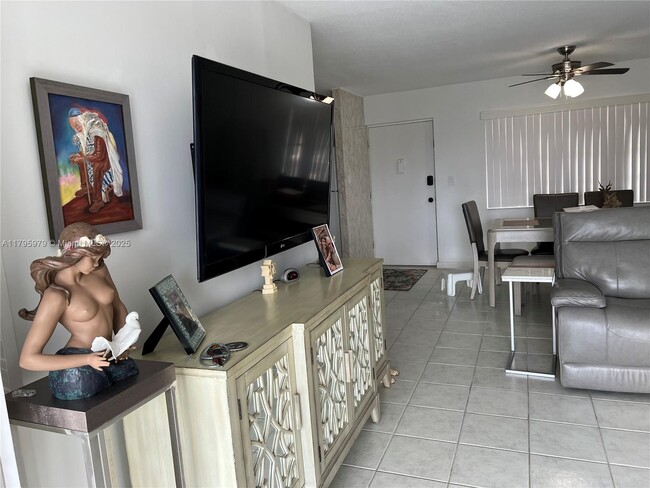 Foto del edificio - 220 Kings Point Dr