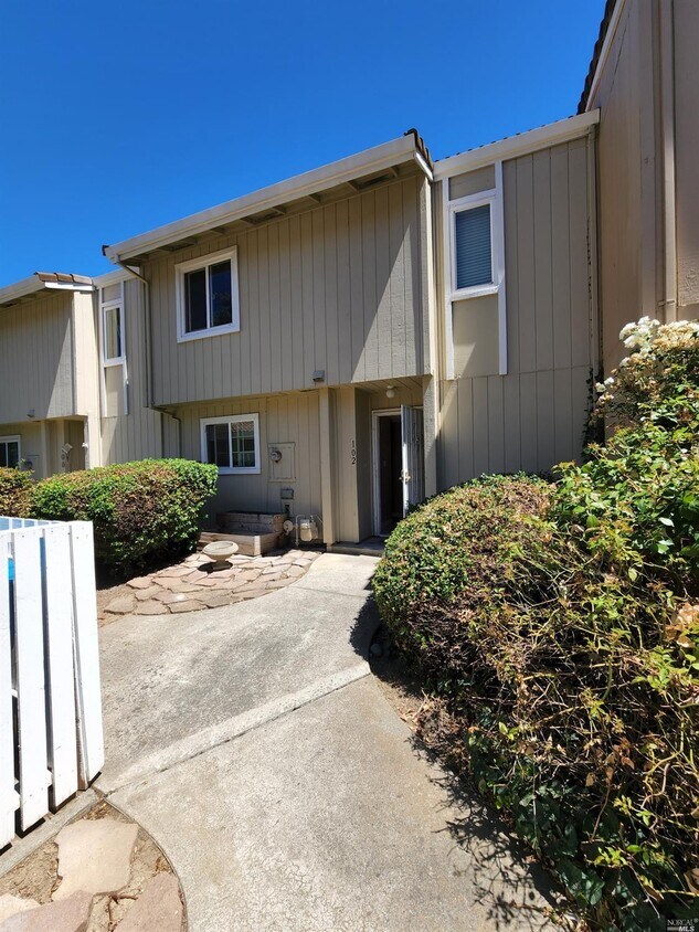 102 Arcadia Dr, Vacaville, CA 95687 Condo for Rent in Vacaville, CA